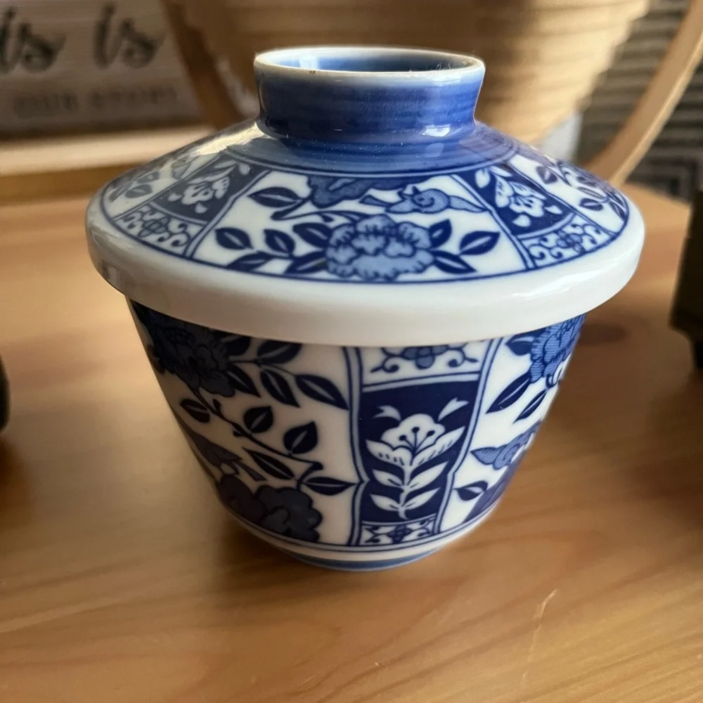 Beautiful Japanese Porcelain - Picture 1 of 8